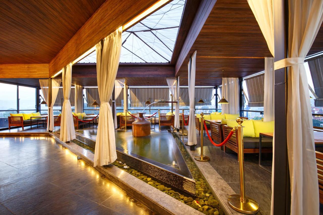 Hotel Ambassador By Ace Hotels Katmandú Exterior foto